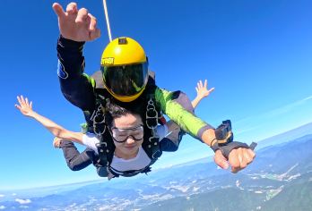贵州荔波跳伞基地一日游【高空跳伞+空中酷炫拍摄】【[刺激体验]高空自由落体，俯瞰震撼美景；】