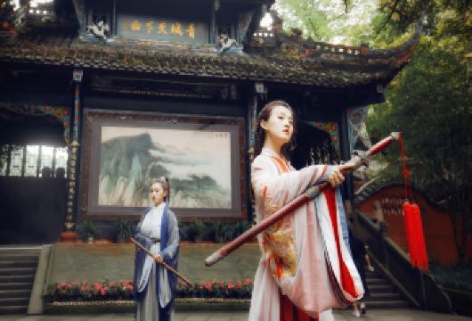 8人内小团纯玩含门票青城山+都江堰人工讲解+蓝眼泪+赠纪念币【轻奢纯玩 细节见品质，自组自发保证成团，深度体验，青城山，都江堰，仰天窝广场，钟书阁，蓝眼泪夜景！】