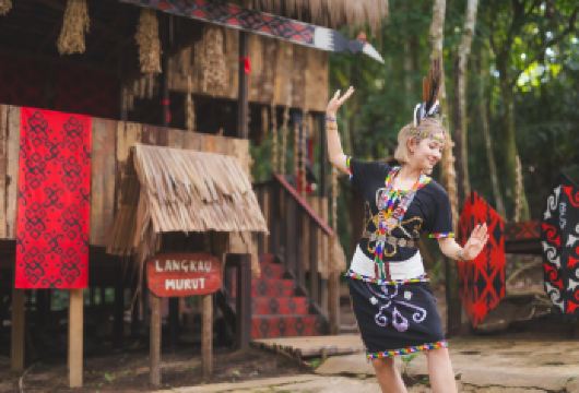 婆罗洲文化村 | 沙巴 亚庇【探索沙巴主要族群（杜顺族、龙古斯族、巴瑶族、卡达山族等）的传统长屋，体验现场文化表演、传统音乐和部落舞蹈，了解当地工具、食物制作和手工艺品】