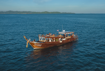 甲米半日游（乘豪华长尾船） 凯岛 / 莱利海滩 / 波达岛【体验**与传统——乘坐精美打造的传统泰国长尾船扬帆起航。 风景优美的海岸探险之旅——乘船游览莱利海滩、鸡岛、图布岛、科莫岛和塔莱瓦克等令人叹为观止的景点。 在波达岛放松身心——在洁白无瑕的沙滩上放松身心，在碧绿的海水中游泳，尽情享受热带美景。】