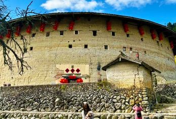 南靖云水谣古镇+福建土楼(永定)景区一日游私家小团【赠登楼】【[小团升级]8点左右岛内酒店门口接/全天全团接送讲解8人内/商务和独立头等商务座椅可选】
