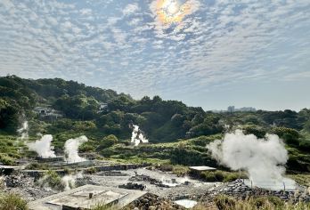 探索阳明山&北投一日游.精致小团（中英导览 I 西门町出发)【游览北台湾美丽的阳明山风光，领略大自然的鬼斧神工之美】