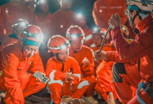 贵州旅游贵阳出发：安顺寻龙洞探洞+望桥观瀑营地避暑一日游【九点出发不起早，跟团贵阳市区酒店上门接送，避免舟车劳顿】