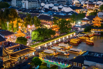 南京夜游： 夫子庙+秦淮河  私人团【中英俄法西日韩泰语】#【夫子庙古街漫步，感受南京的市井风情与传统文化底蕴。】