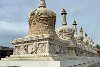 【银发专享团/爸妈无忧】呼和浩特大召寺+塞上老街+敕勒川草原【8小时VIP服务，丰富的文化体验，内蒙古藏传佛教圣地，拍红墙转经筒+银佛壁画，穿蒙古袍拍照】