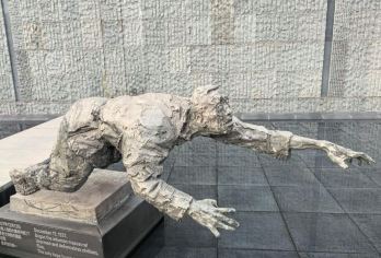 橄榄游●侵华日军南京大屠杀遇难同胞纪念馆 资深导游2小时精讲【[橄榄游讲师团]他们博古通今，幽默睿智，善于挖掘文物背后的故事，用有趣的方式还原历史真相！】