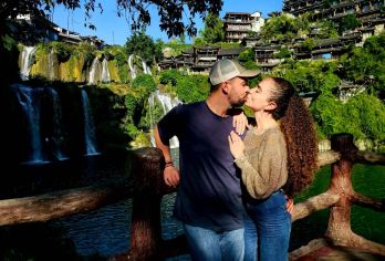 张家界出发天门山芙蓉古镇一日私人游（含门票）【漫步于拥有 2000 多年历史的古老街道，这里被称为“悬挂在瀑布上的百万年古城”。 欣赏天堂之门的景色，征服 999 级台阶（或乘坐扶梯），体验巴士 99 个惊险刺激的弯道。 乘坐世界上最长的索道登上天门山，走上玻璃栈道，感受心跳加速的刺激。】