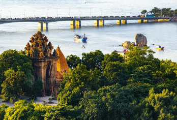 探索芽庄市的建筑和文化【在鸿冲岬欣赏壮丽的海岸风光 探索古老的婆那加占婆塔（7至12世纪） 参观标志性的龙山寺，寺内有越南*大的户外白色佛像。】