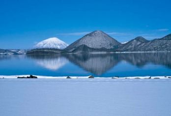 9人团|登别地狱谷+熊牧场/支笏湖冰涛节+洞爷湖展望台1日游【登别地狱谷蒸腾的热气与纯白雪花在夕阳下交织成香槟色的薄纱，不冻湖洞爷湖美景在白雪的映衬下更显清透蔚蓝】