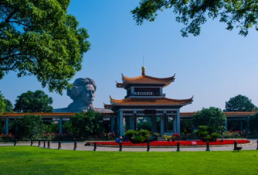 上门接·人工讲解|湖南省博物馆+橘子洲景区+岳麓书院一日游【匠心打造湖湘体验：️纯玩团封顶20人，专线导游无线耳麦人工讲解，指定范围内上门接，晚出发不赶早；】