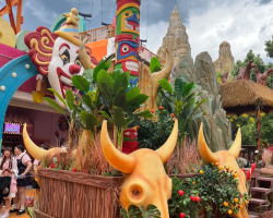 Summer splash festival hits Chengdu Happy Valley