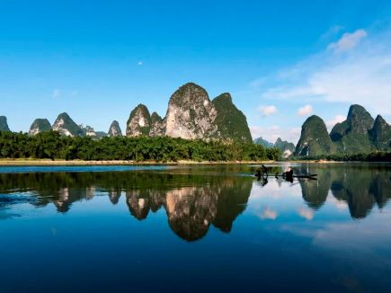 乘坐竹筏遊覽灕江風景名勝區，欣賞秋季的鎏金盛宴