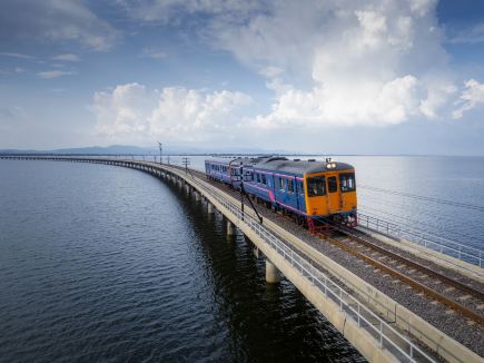 태국 겨울 한정 체험: 애니메이션 '센과 치히로의 행방불명' 속 수상 열차