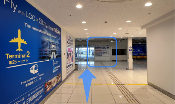 お荷物受取後、ドライバーへ連絡し国際線到着出口から到着ロビーへ向かう