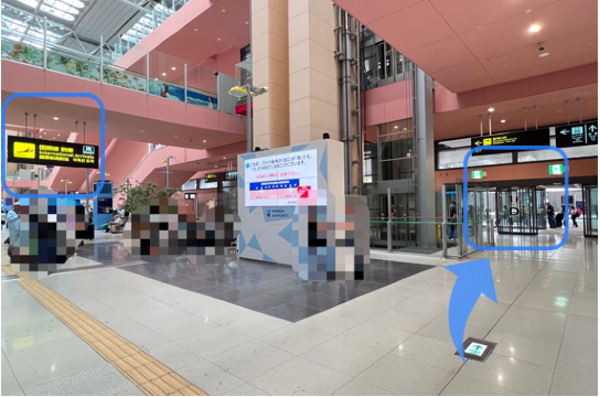 【D出口】【E出口】を出て2つの横断歩道を渡る