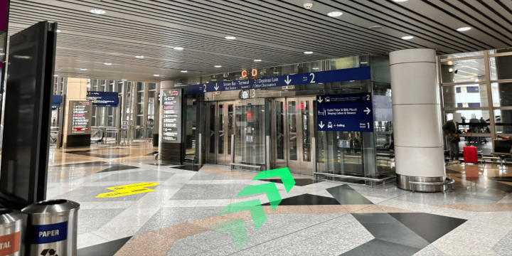 【ゲート5】手前を左折し、C/Dエレベーターで1階へ(1階ルート)