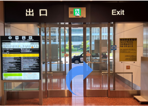 【出口】を出て右折し【1番柱】へ向かう