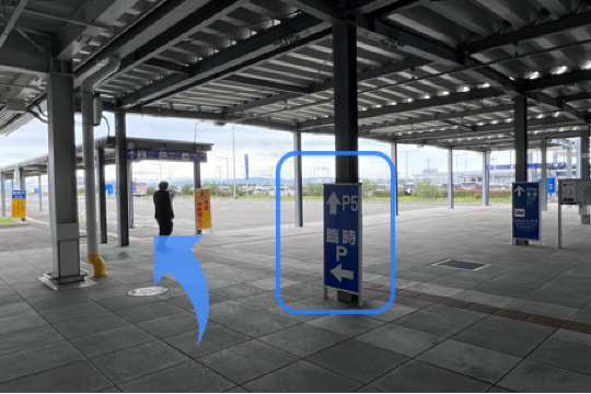 標識に従って左折し【臨時P】方向へ進む