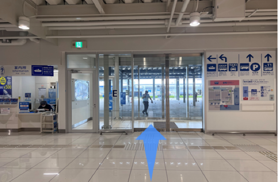 到着ロビーに着いたら【E出口】から直進して外へ出る