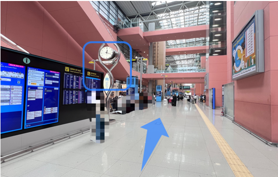 白い時計が見えたら、その右側の通路を直進