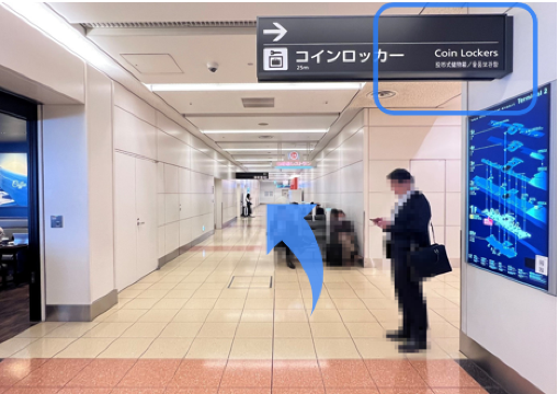 【Coin Lockers】の標識を直進し突き当たりを左折
