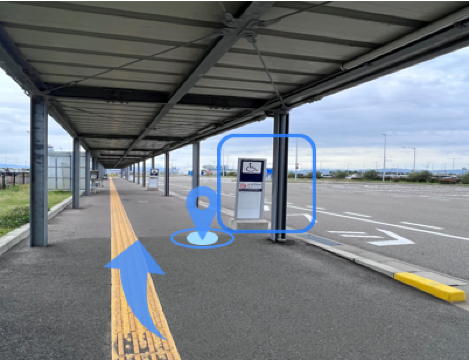 お乗り場は【送迎案内板】の隣です