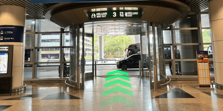 エレベーターを出て【ゲート3】から外へ出る(1階ルート)