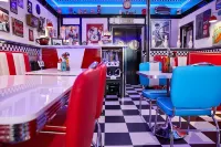 Cadillac Kustomz Guest House - Homestays