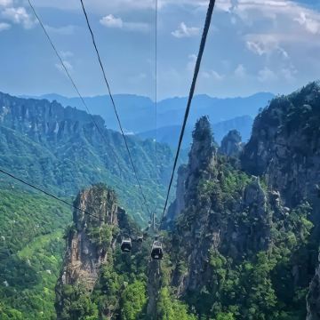 安顺+荔波小七孔景区+西江千户苗寨+边城茶峒景区+张家界国家森林公园+黄果树景区10日9晚拼小团