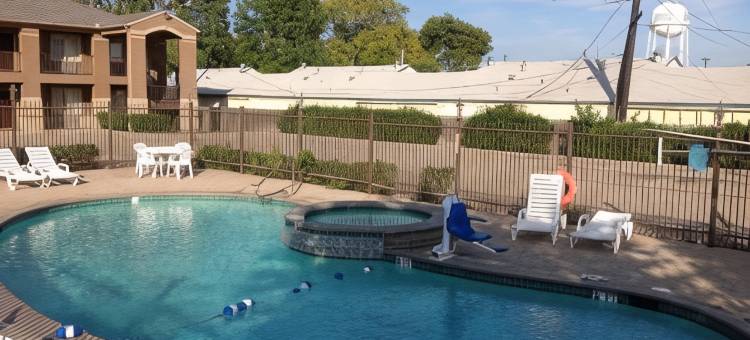 大草原城温德姆豪生酒店-近孤星公园(Howard Johnson by Wyndham Grand Prairie Near Lone Star Park)图片