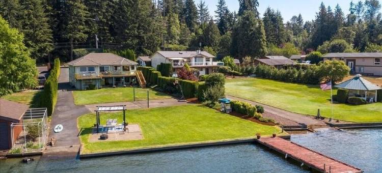日落湖静居-塔普斯湖湖畔度假屋，宽敞、运动场、皮划艇(Sunset Lake Retreat@ Lake Tapps-Lakefront, Spacious, Sports Court, Kayaks)图片