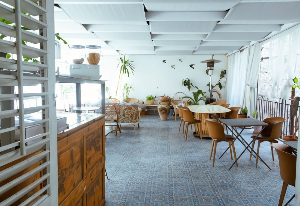 Artisan Maison Hotel Overview