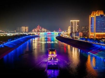 長江三峽純電動遊輪夜遊啟航