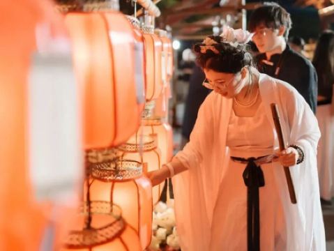 Stroll among blossoms, feel West Lake's New Year spirit