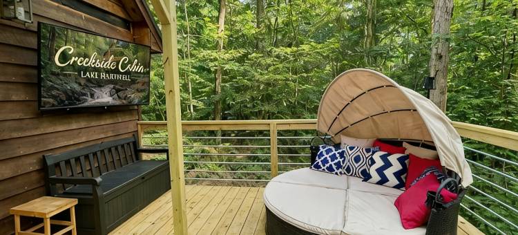 浪漫木屋: 热水浴缸、户外火炉、室内外生活空间、电动汽车充电桩(Romantic Cabin: Hot Tub, Fire Pit, Indoor & Outdoor Living, EV Charger)图片