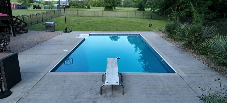 索尔兹伯里一角木屋，配有泳池和热水浴缸，占地10英亩(A Slice of Salisbury, Pool,Hot Tub, 10 acres)图片