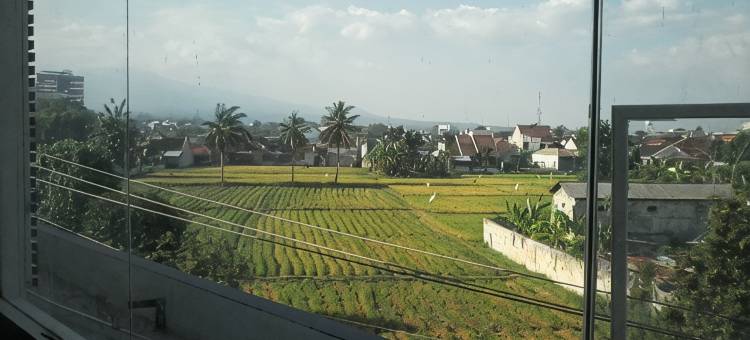LG Hotel Jember by Callirooms图片