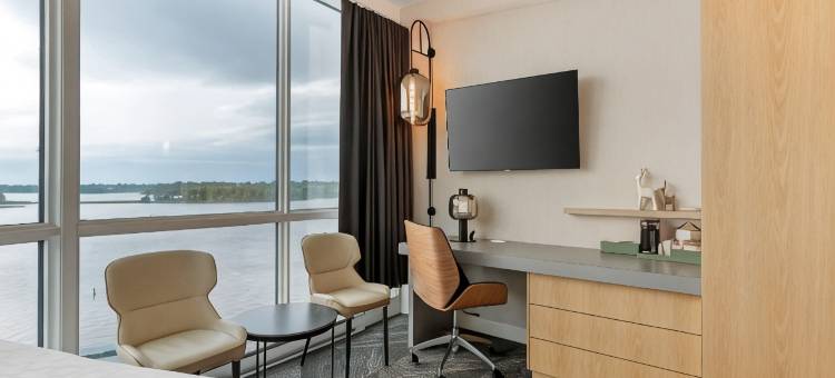 克拉丽奥湖畔会议中心酒店(Clarion Lakeside Inn & Conference Centre)图片