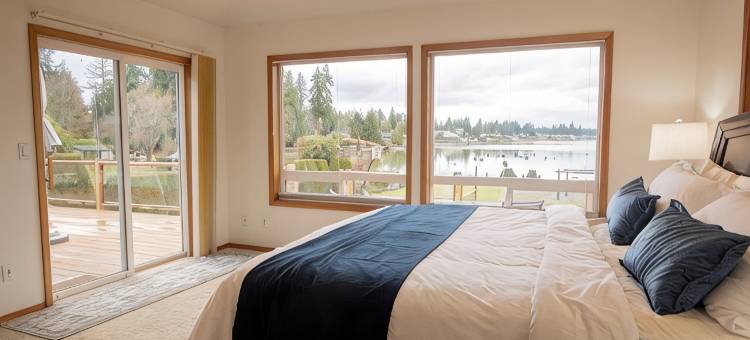 日落湖静居-塔普斯湖湖畔度假屋，宽敞、运动场、皮划艇(Sunset Lake Retreat@ Lake Tapps-Lakefront, Spacious, Sports Court, Kayaks)图片