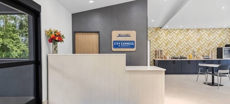 万豪City Express佩托斯基哈伯斯普林斯酒店(City Express by Marriott Petoskey Harbor Springs)图片