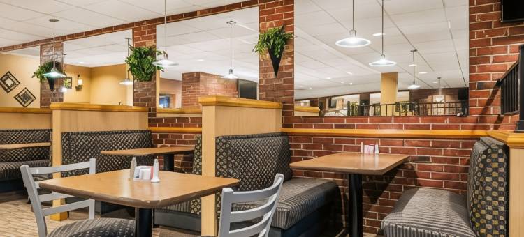 佩恩茨维尔华美达酒店及会议中心(Ramada by Wyndham Paintsville Hotel & Conference Center)图片