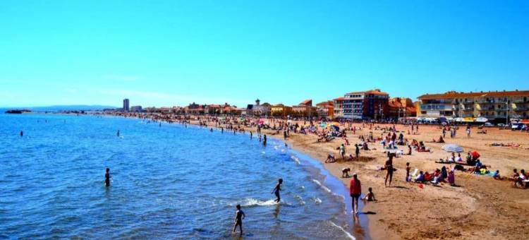 Bright Villa Steps from the Sea图片