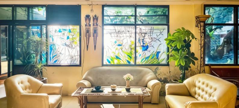 O坦皮亚托酒店(RedDoorz at Hotel Tampiarto Probolinggo Jawa Timur)图片