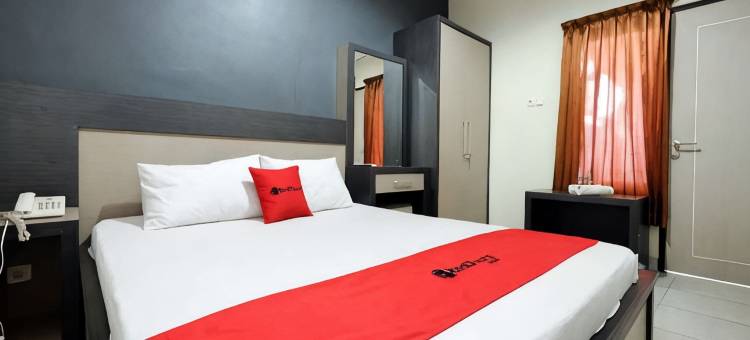 普禾加多红多兹家庭旅馆Rita超级购物中心3(RedDoorz near Rita Super Mall Purwokerto 3)图片