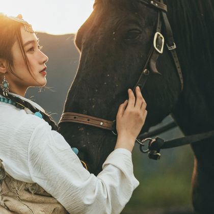 内蒙古呼和浩特+辉腾锡勒草原+乌兰哈达火山地质公园+响沙湾4日3晚私家团