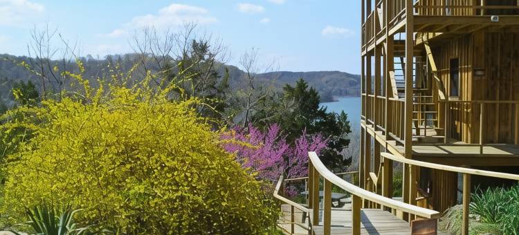 海狸湖畔小屋酒店 - 仅供伴侣入住度假屋(Beaver Lakefront Cabins - Couples Only Getaways)图片