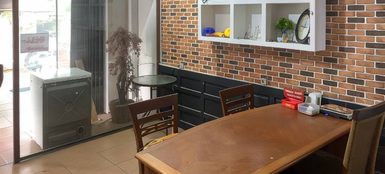 贾蒂桑普尔纳背包客民宿-红门合作伙伴(Backpacker Homestay Jatisampurna Redpartner)图片