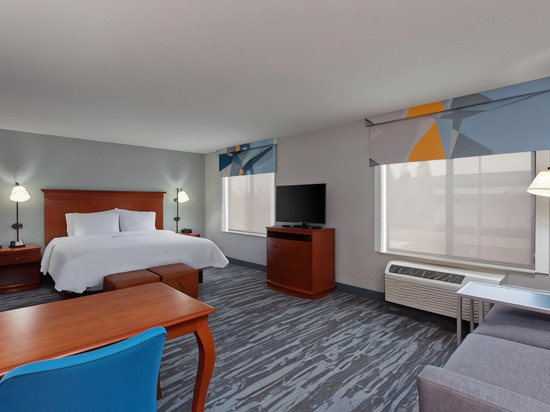 克洛维斯机场北欢朋套房酒店