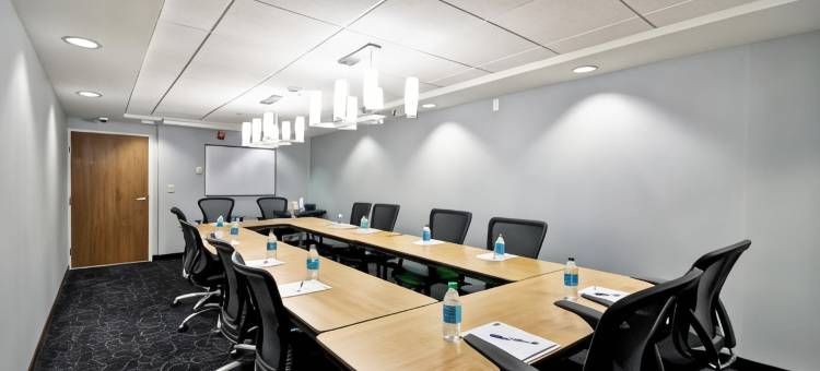 Holiday Inn Express 罗穆勒斯/底特律机场(Holiday Inn Express Romulus / Detroit Airport)图片