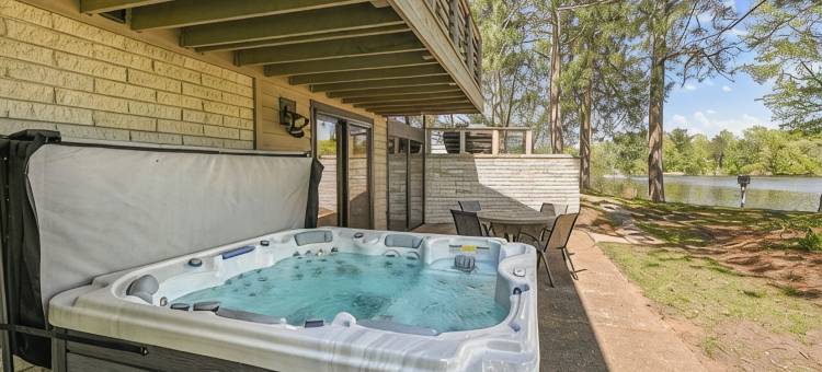 现代湖畔度假屋配有热水浴缸, 游戏室 & 怡人景观(Modern Lake House w/ Hot Tub, Game Room & Relaxing Views)图片